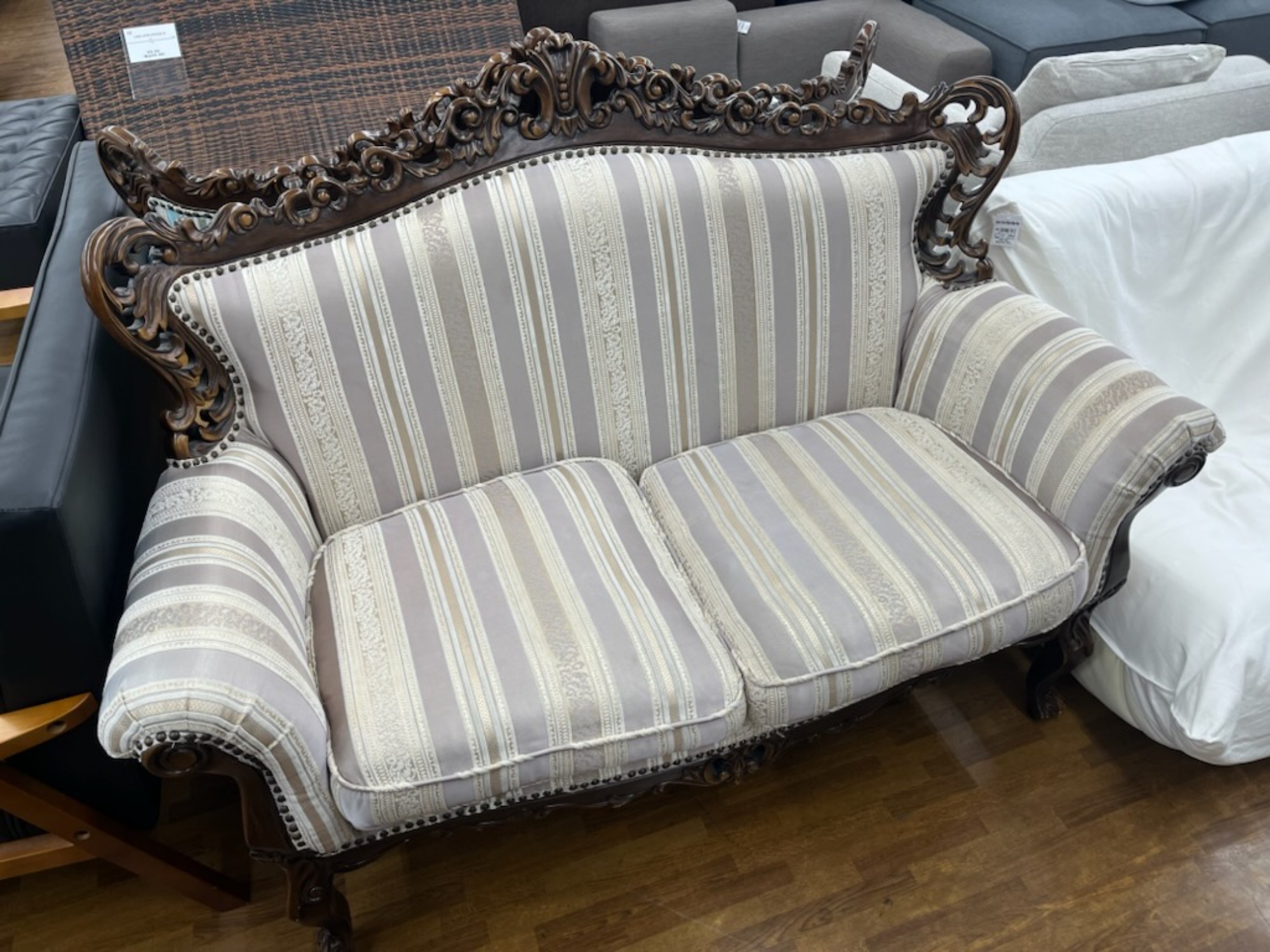 中古家具大量展示中♪♪ 】ロココ調2人掛けソファーが2点入荷いたし