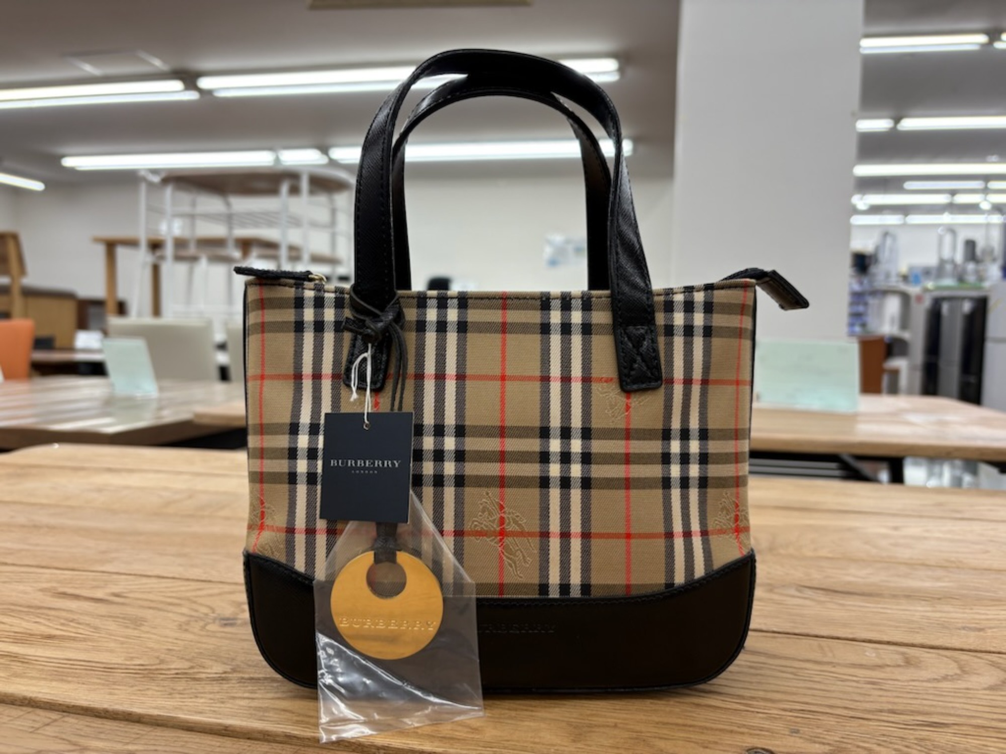 【美品✨️】バーバリー ハンドバッグ ノバチェック A4収納 男女兼用 美品】BURBERRYバーバリー ハンドバッグ ノバチェック 横長 四角