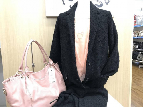 レディースファッションのチェスターコート