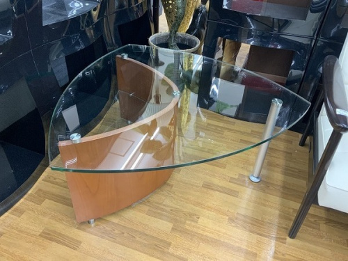 家具のテーブル