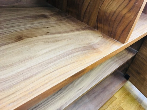 オープンシェルフのウォールナット