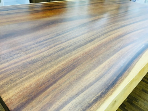 家具のテーブル