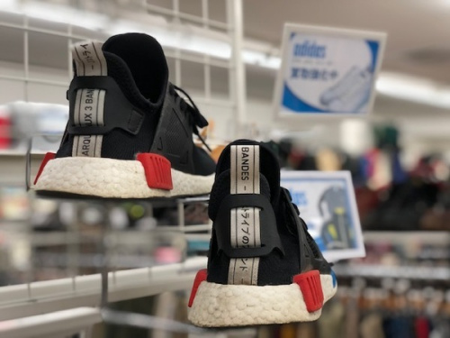 スニーカーのadidas (アディダス)