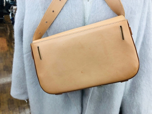 バッグのショルダーバッグ