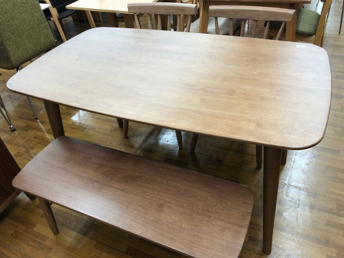 生活家具のテーブル