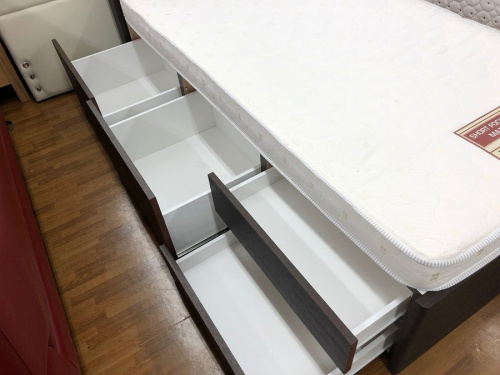 ベッドのシングルベッド