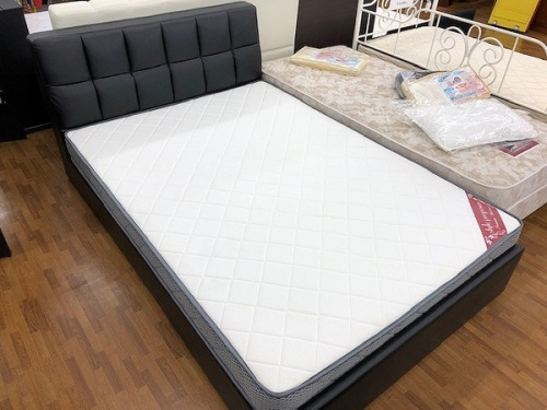 家具のベッド