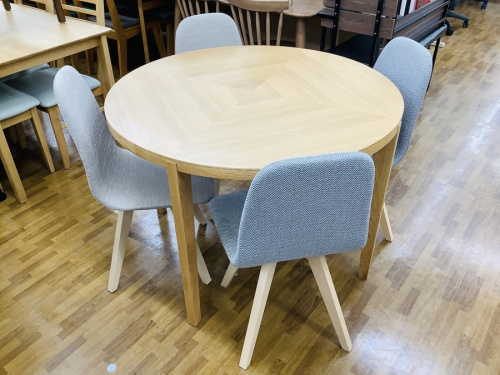 イスのダイニングセット