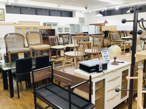 家具のテーブル