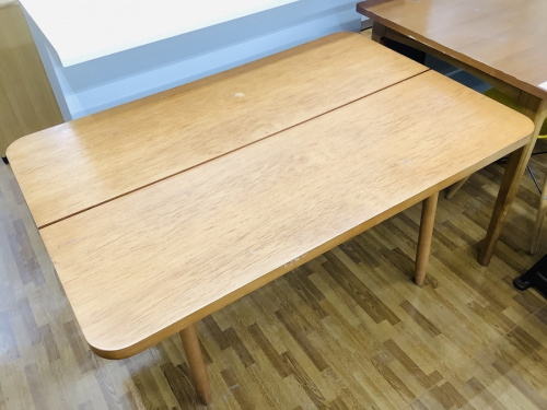 テーブルのダイニングテーブル