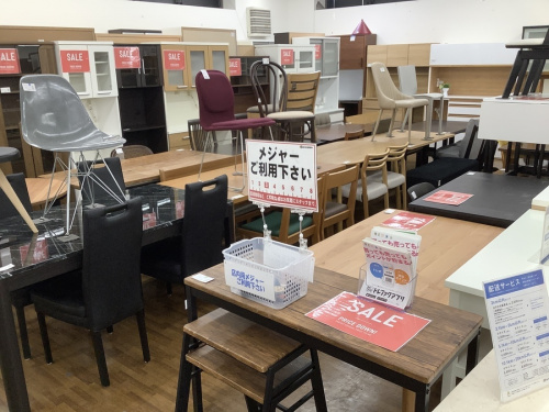 家具のテーブル