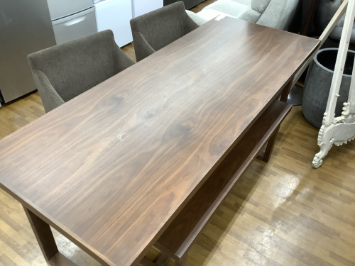 家具のテーブル