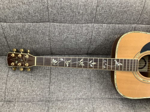 アコースティックギターのALVAREZ