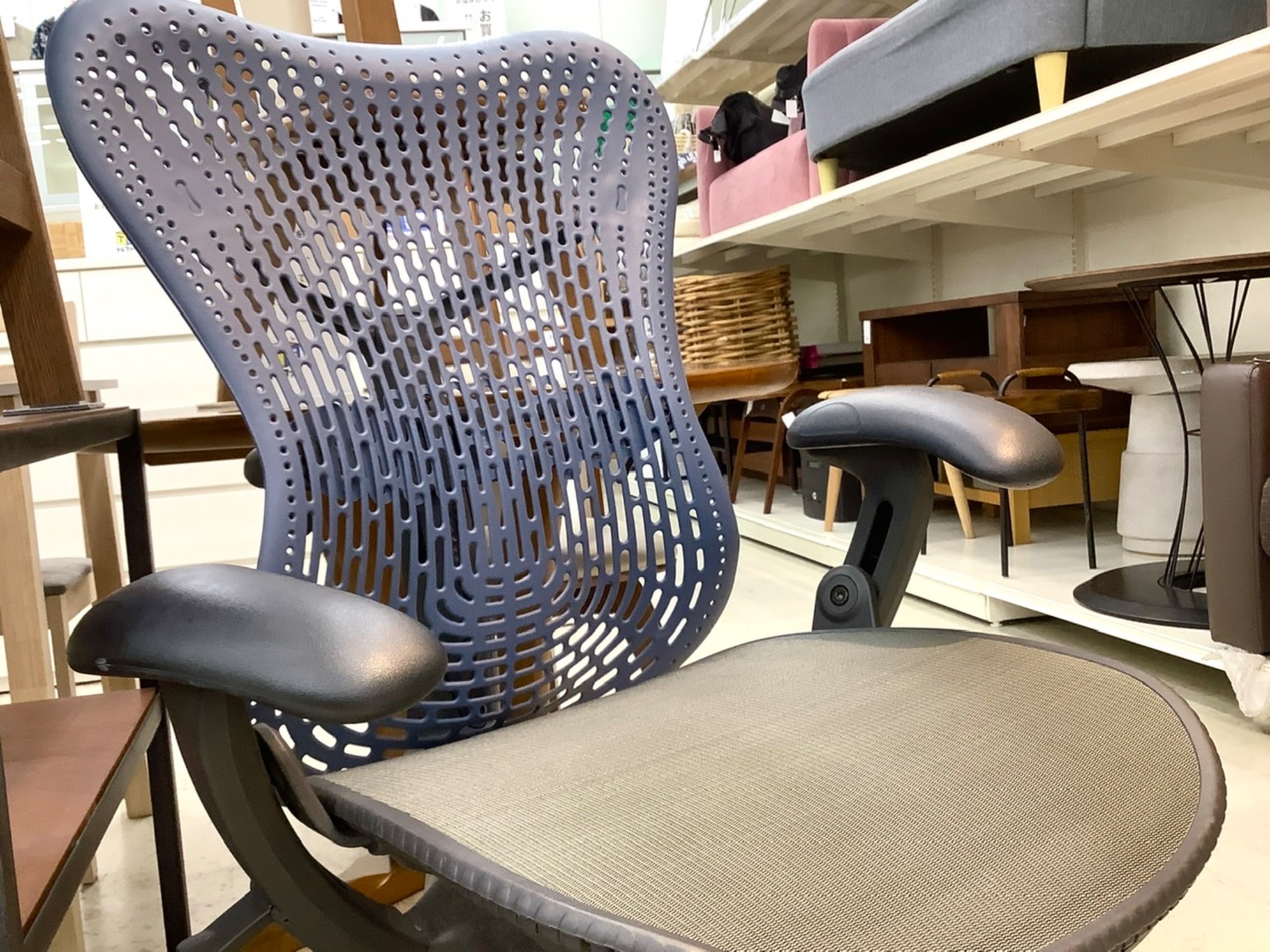 Herman Miller の オフィスチェア アーロンチェアを入荷しました 