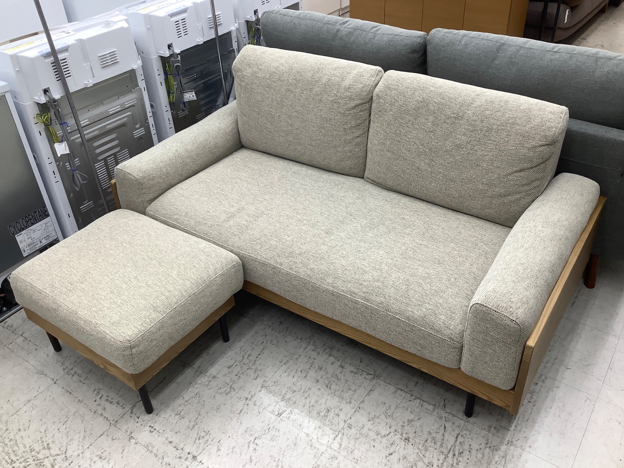 家具ならトレファク吉川店！！ UNICO カバーリングオットマン グレー