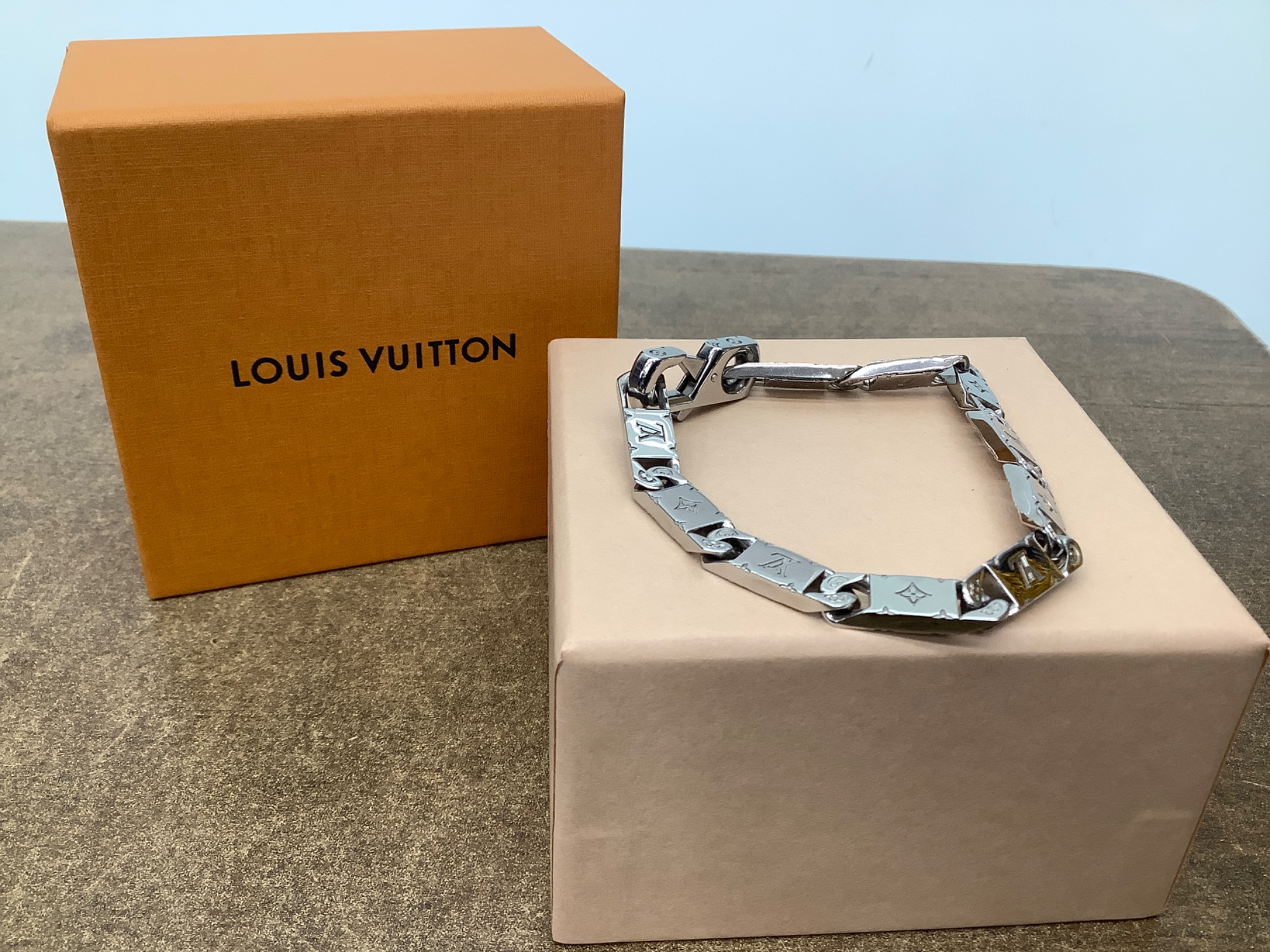 LOUIS VUITTON モノグラム タイドアップ ブレスレッドを入荷しま