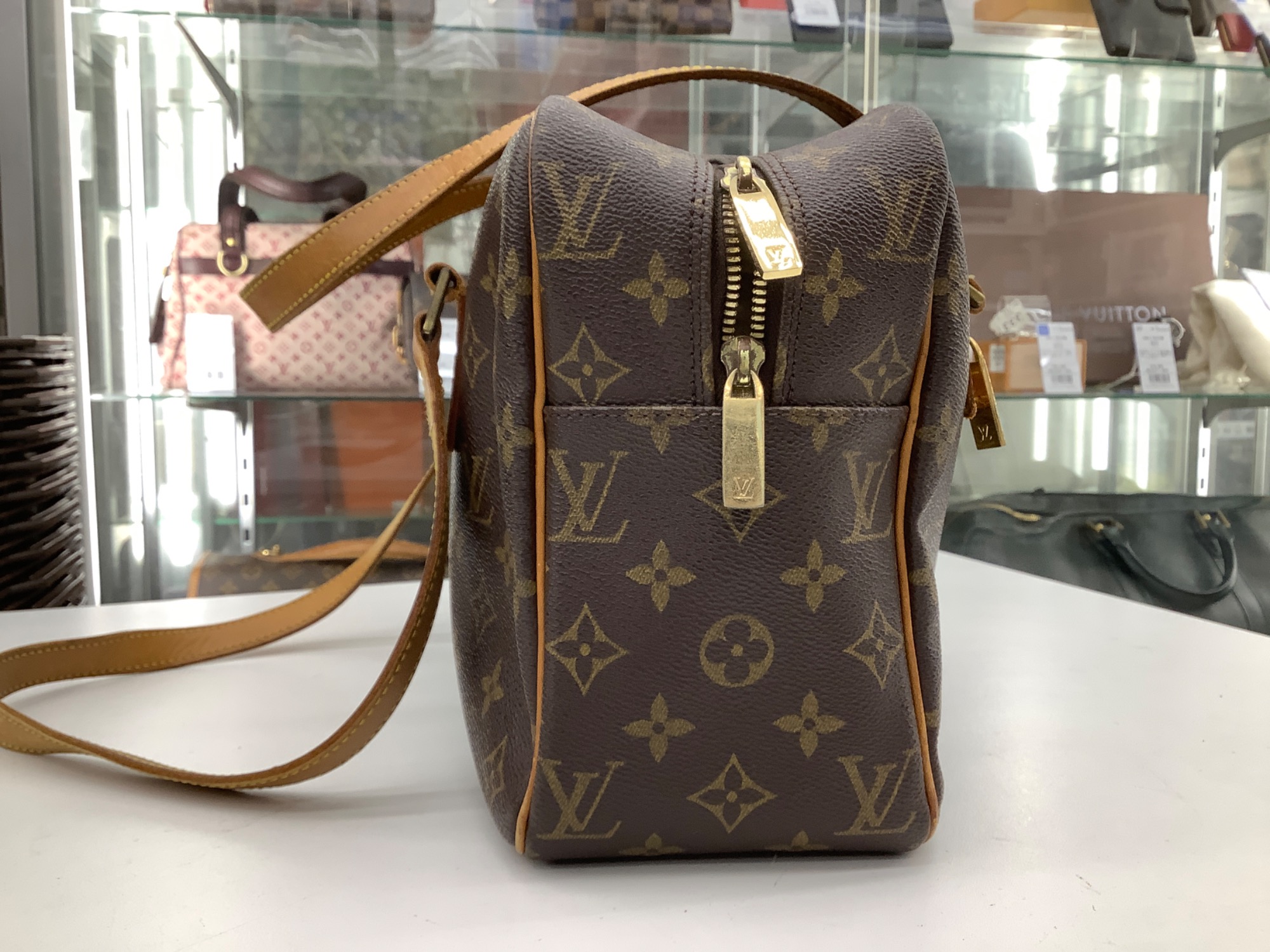 LOUIS VUITTON(ルイヴィトン)シテGM ショルダーバッグの ご紹介