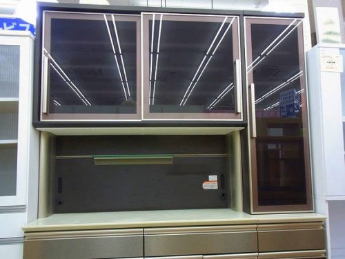家具・インテリアの3枚扉カップボード