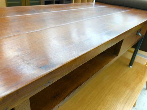 生活家具のテーブル