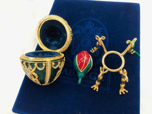 ペンダントのイースターエッグペンダント