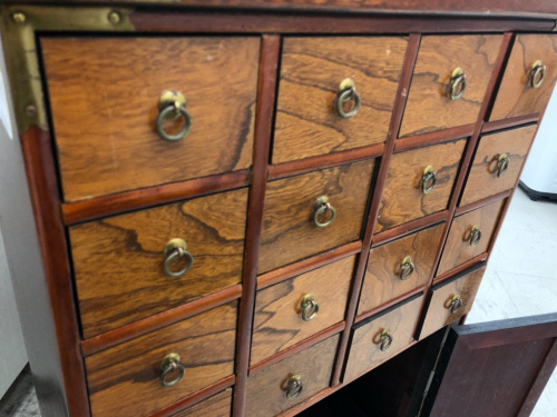 収納家具の茶箪笥