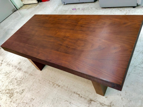 生活家具のローテーブル
