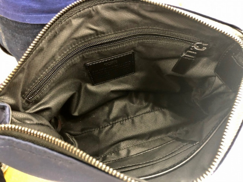 TUMIのショルダーバッグ