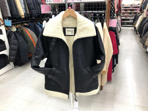 レディースファッションのムートンジャケット