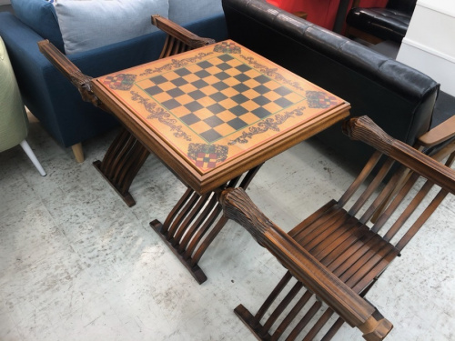 生活家具のテーブル
