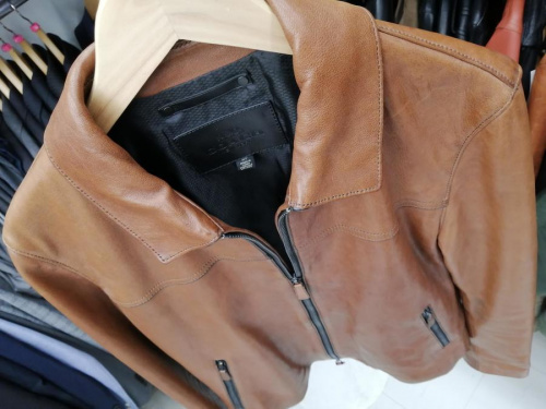 レザージャケットのシングルライダース