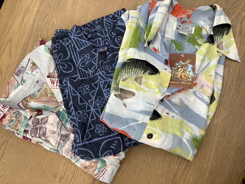 夏物トップスのアロハシャツ