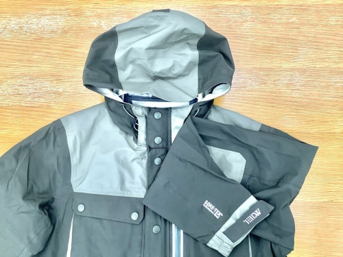 春物アウターのマウンテンパーカー