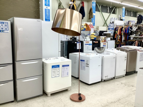 照明のフロアランプ