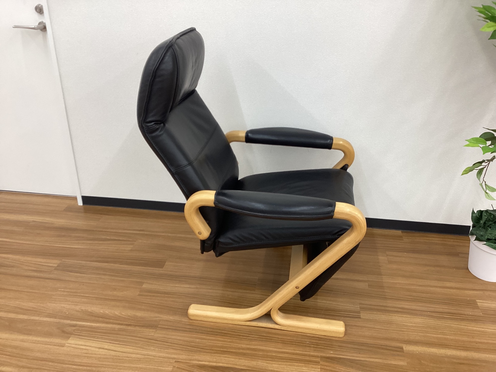 総革張リクラ イニング。光製作所製。直接引き取限定です。 Nielaus Mobler（ニールラウス・モブラー）】リクライニング式の