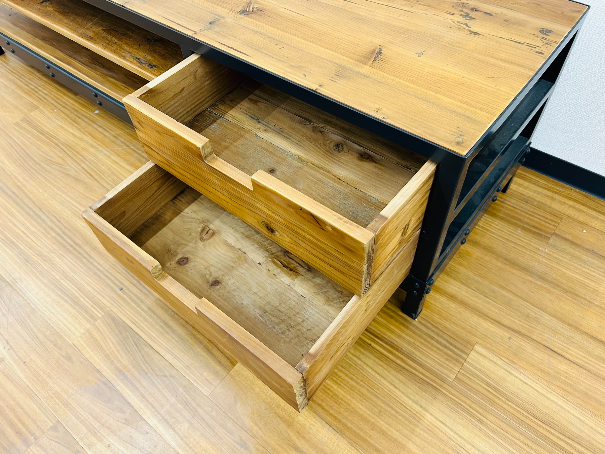 CRASH GATE/クラッシュゲート】インダストリアルデザインのテレビ