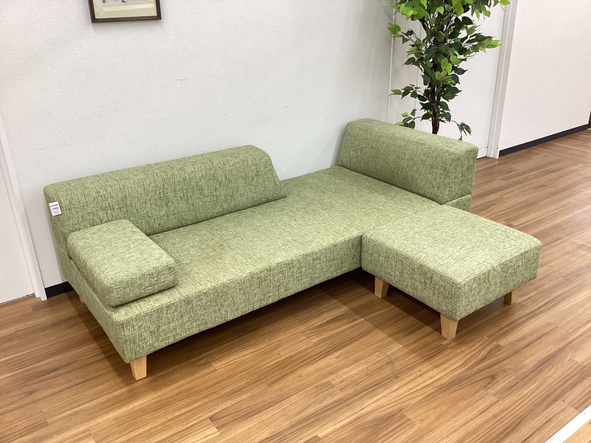 FLANNEL SOFA（フランネルソファ）】アシンメトリーフォルムが特徴的な