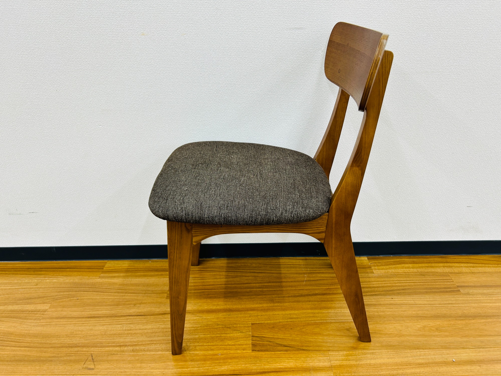 unico/ウニコ】廃盤品ダイニングチェア、FIX 入荷しました！【スマホで