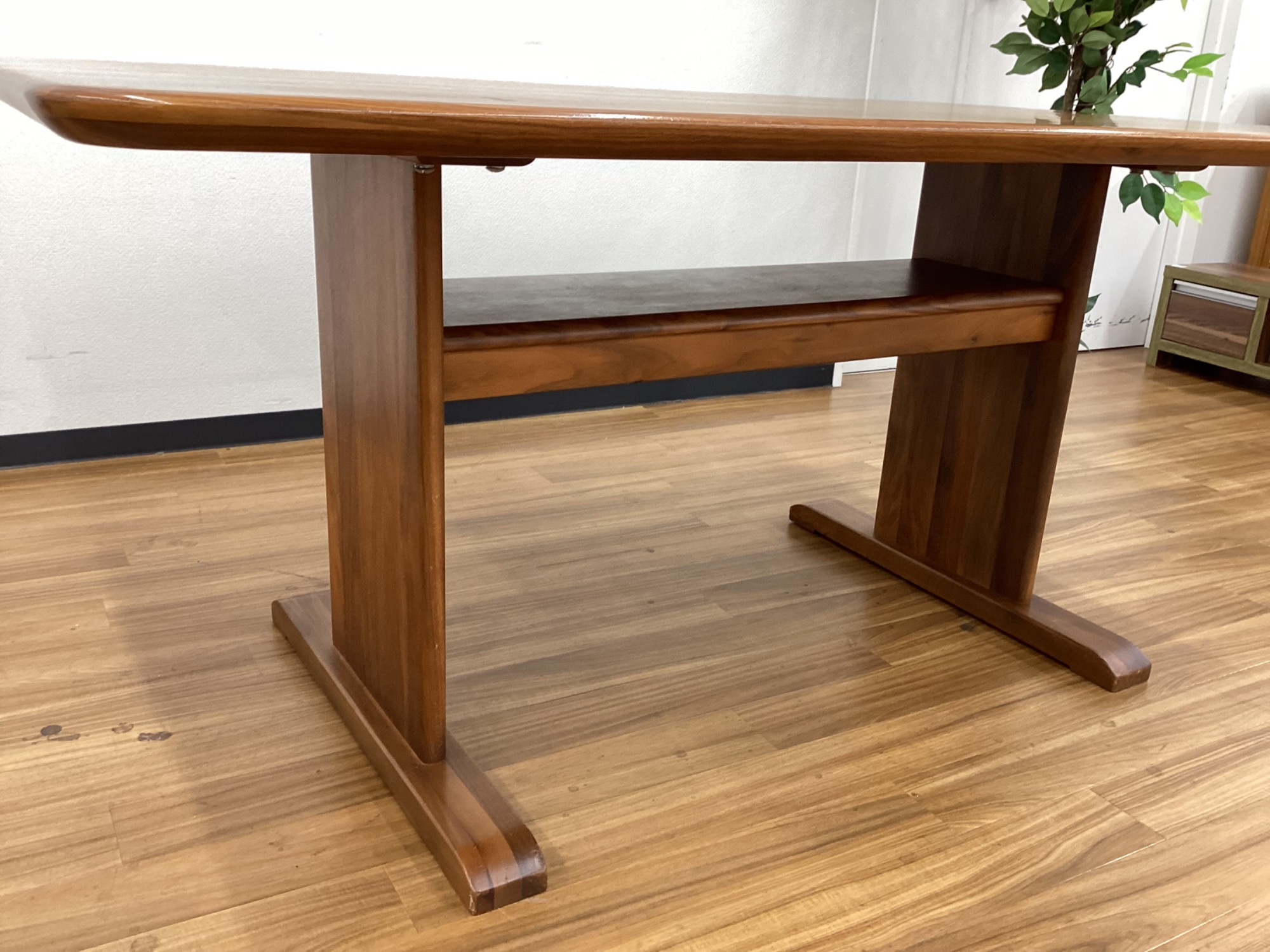 シギヤマ家具】ビンテージ感溢れるベンチダイニング3点セットが入荷