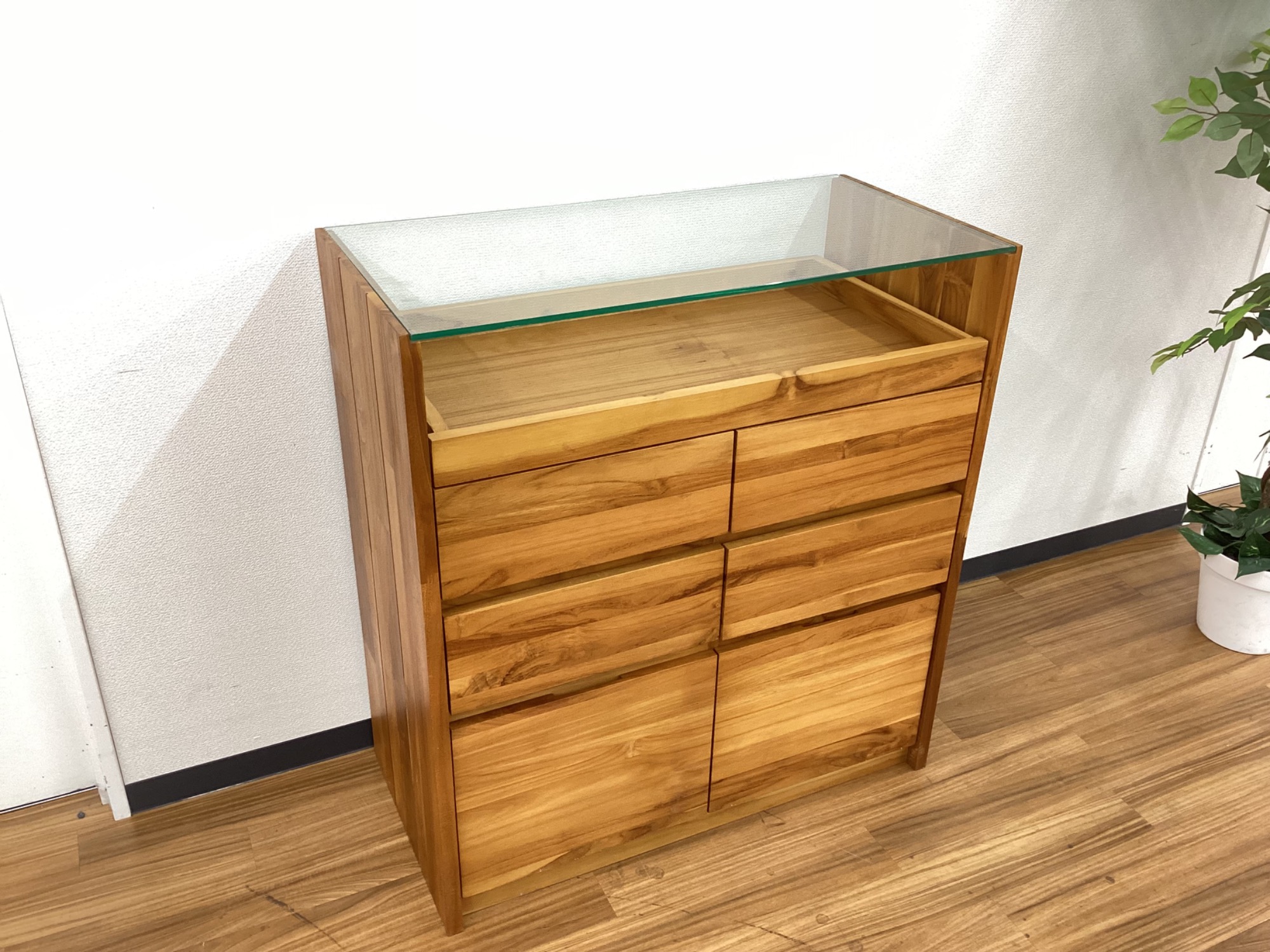 unico（ウニコ）】チーク無垢材のラフな質感を活かしたコレクション