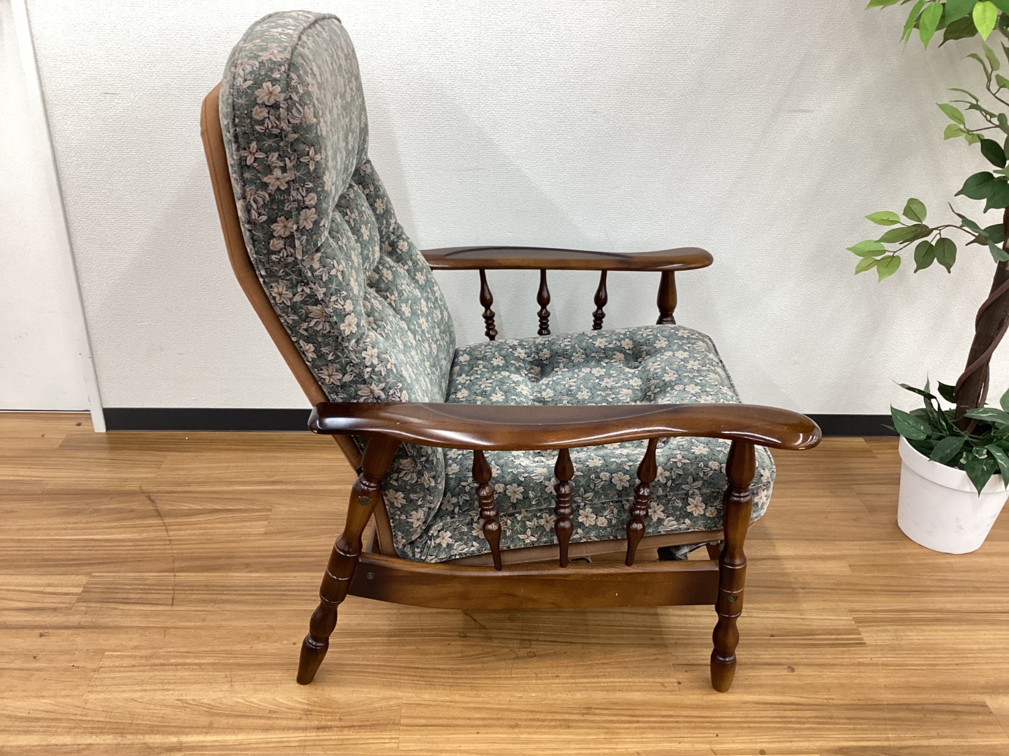 karimoku（カリモク）】オットマン付きのレバー操作不要の楽々リクライニングチェア（コロニアル）が入荷しました！｜2024年11月03日｜リサイクルショップ  トレファクマーケット（トレファク）久喜店