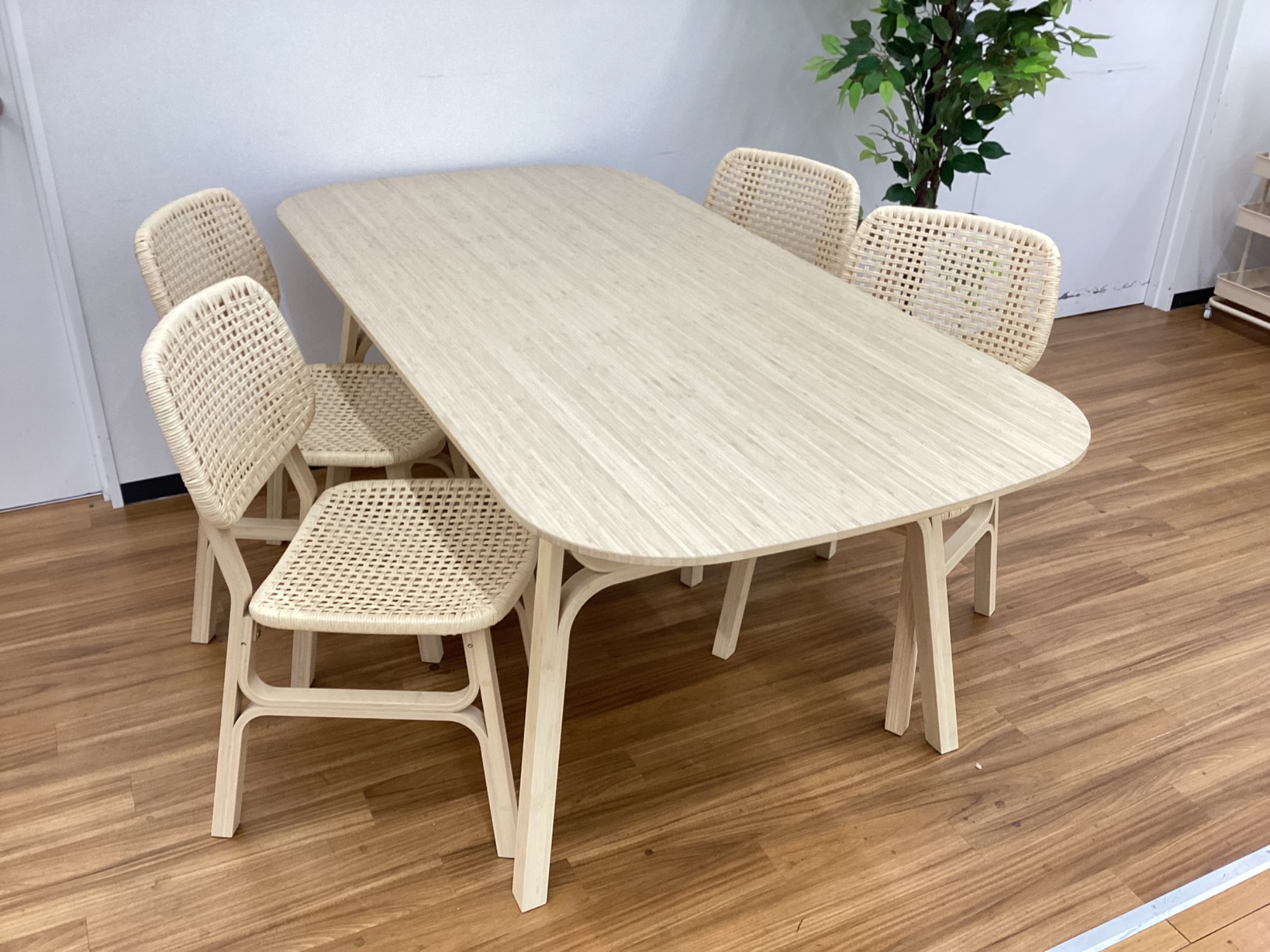IKEA ダイニングテーブル　竹 IKEA（イケア）】竹材を使用したなめらかな表面が特徴的な