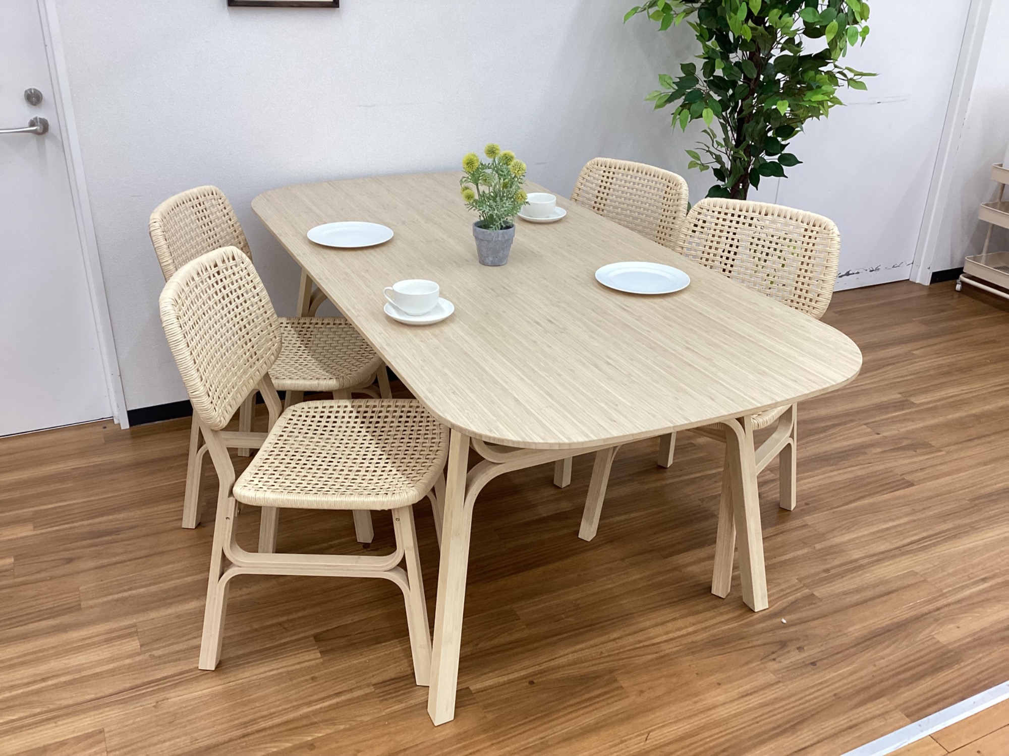 取りに来て頂ける方限定！IKEAの定番ダイニング5点セットのご紹介です！ IKEA（イケア）】竹材を使用したなめらかな表面が特徴的な