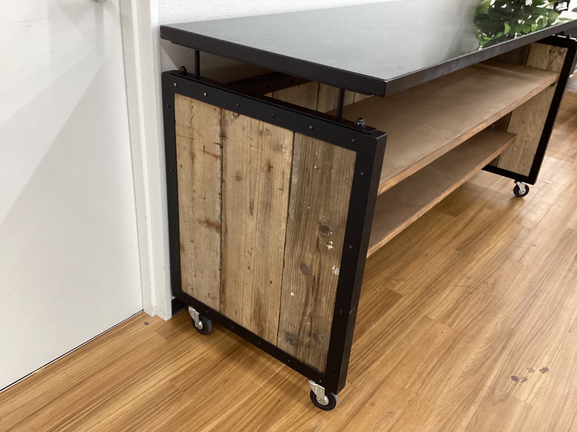 古材を使用した男前なデザインのキャスター付きカウンターが入荷しま