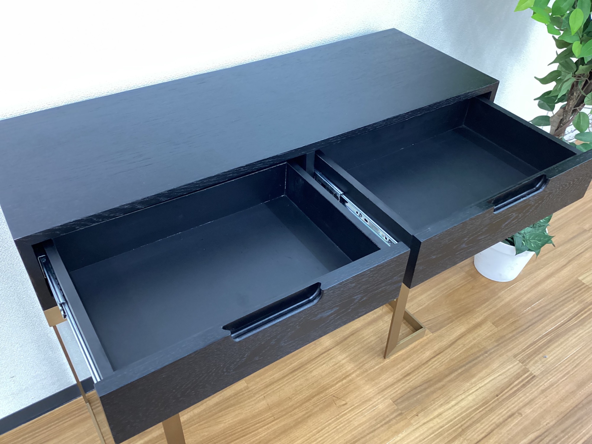 高級ホテルライクなモダンデザインのコンソールテーブルが入荷しました