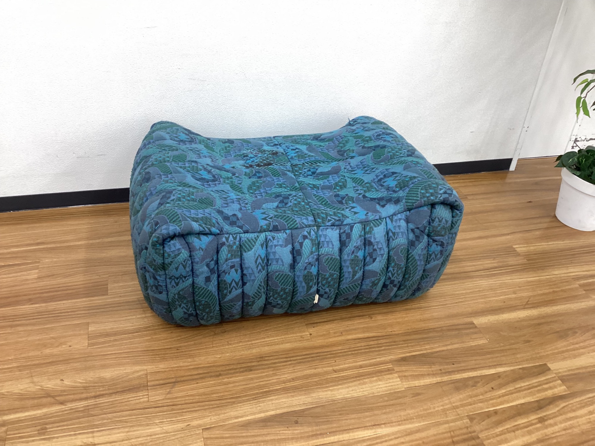 ligne roset（リーンロゼ）】ちょっと珍しい柄のパフ付3人掛けソファ