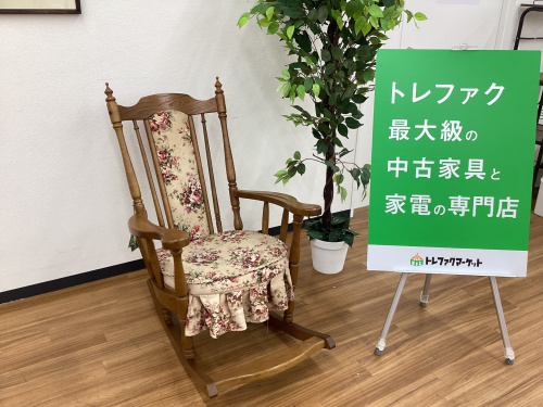 イバタインテリア】アンティークなデザインが特徴的なロッキングチェア 