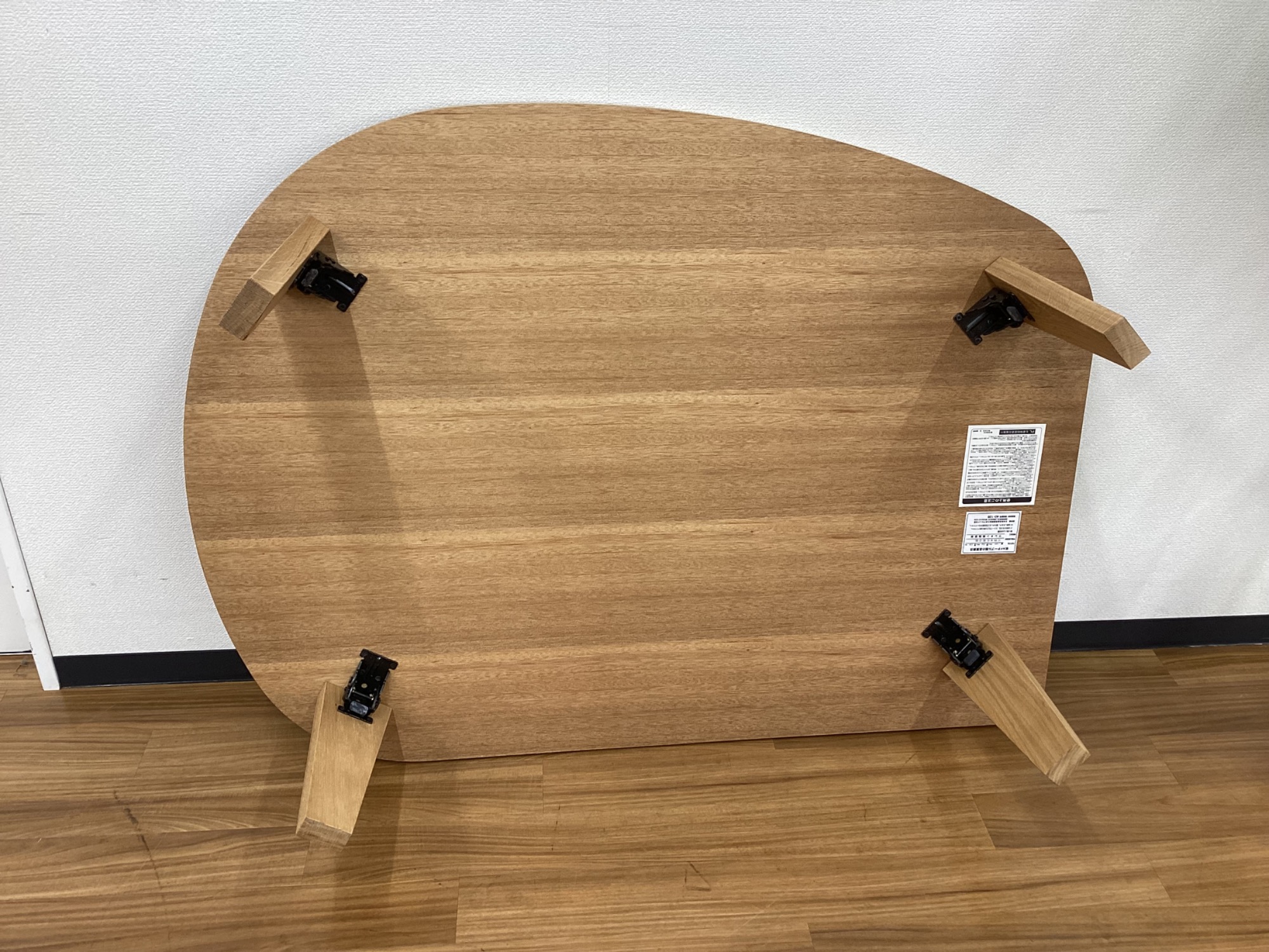 辻製作所】天然木を使用した変形折りたたみテーブルが入荷しました