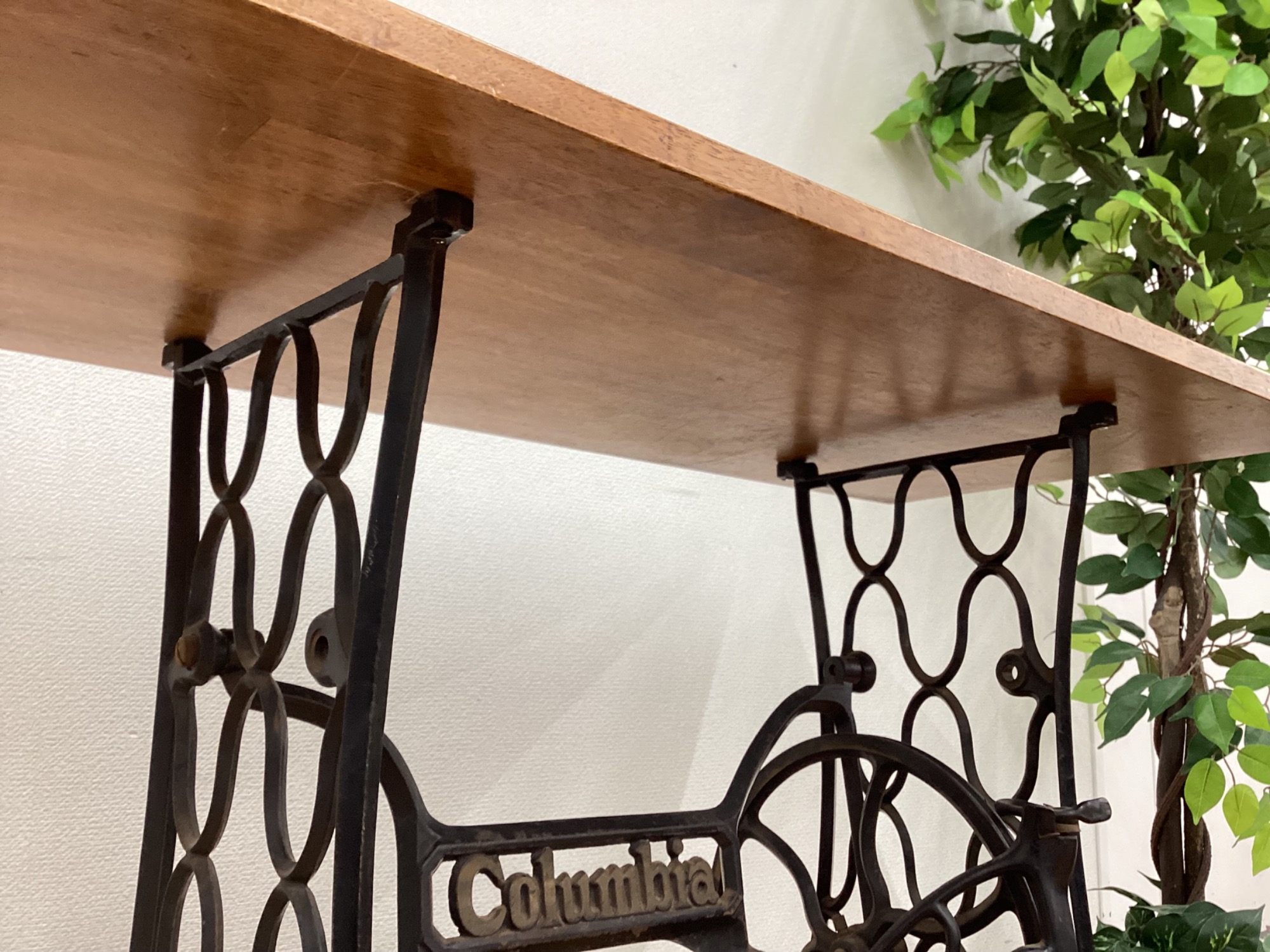 アンティークミシン台をリメイクしたカフェテーブルが入荷しました