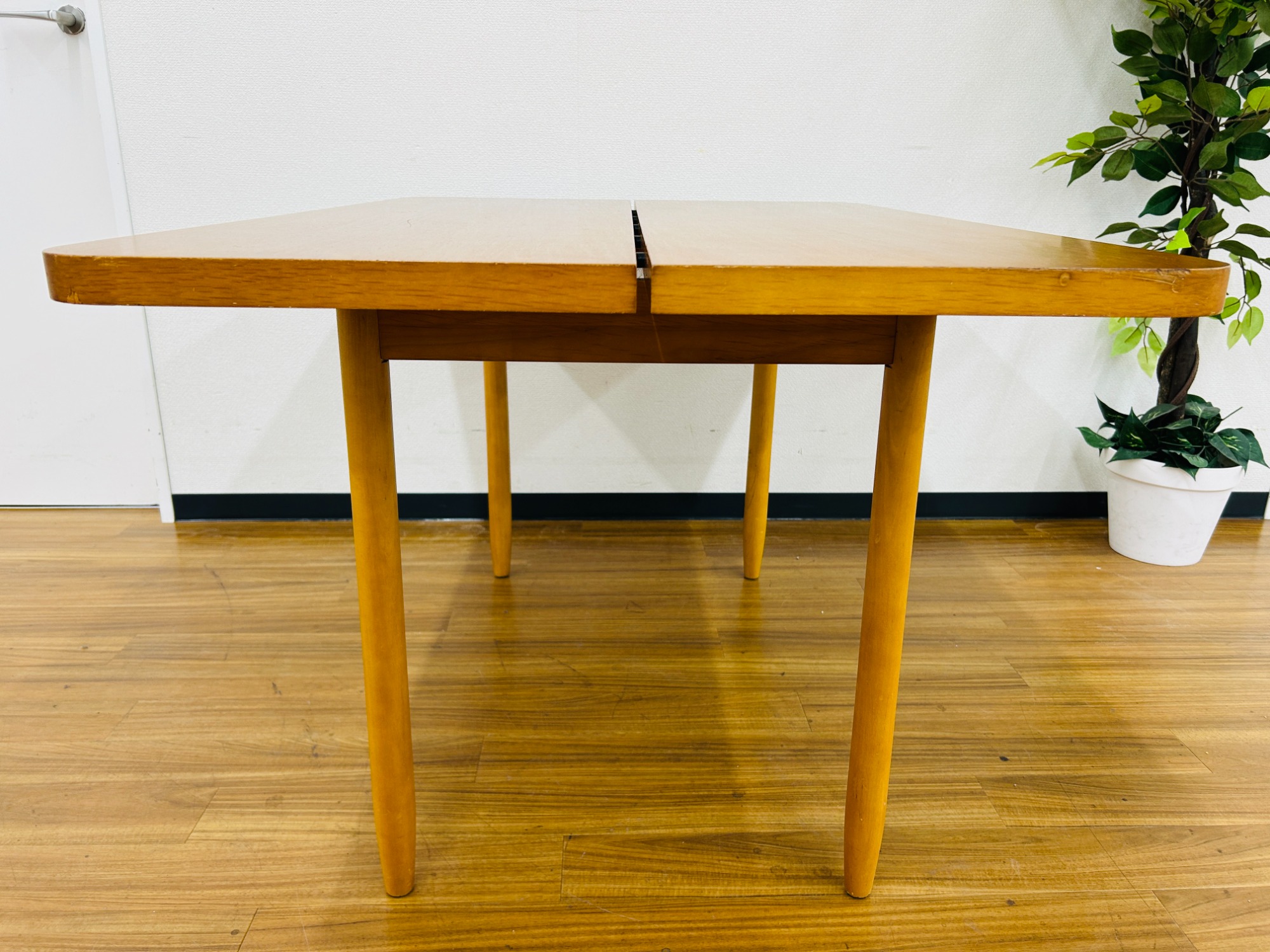 unico/ウニコ】廃盤モデルのダイニングテーブル(WYTHE)が入荷いたし