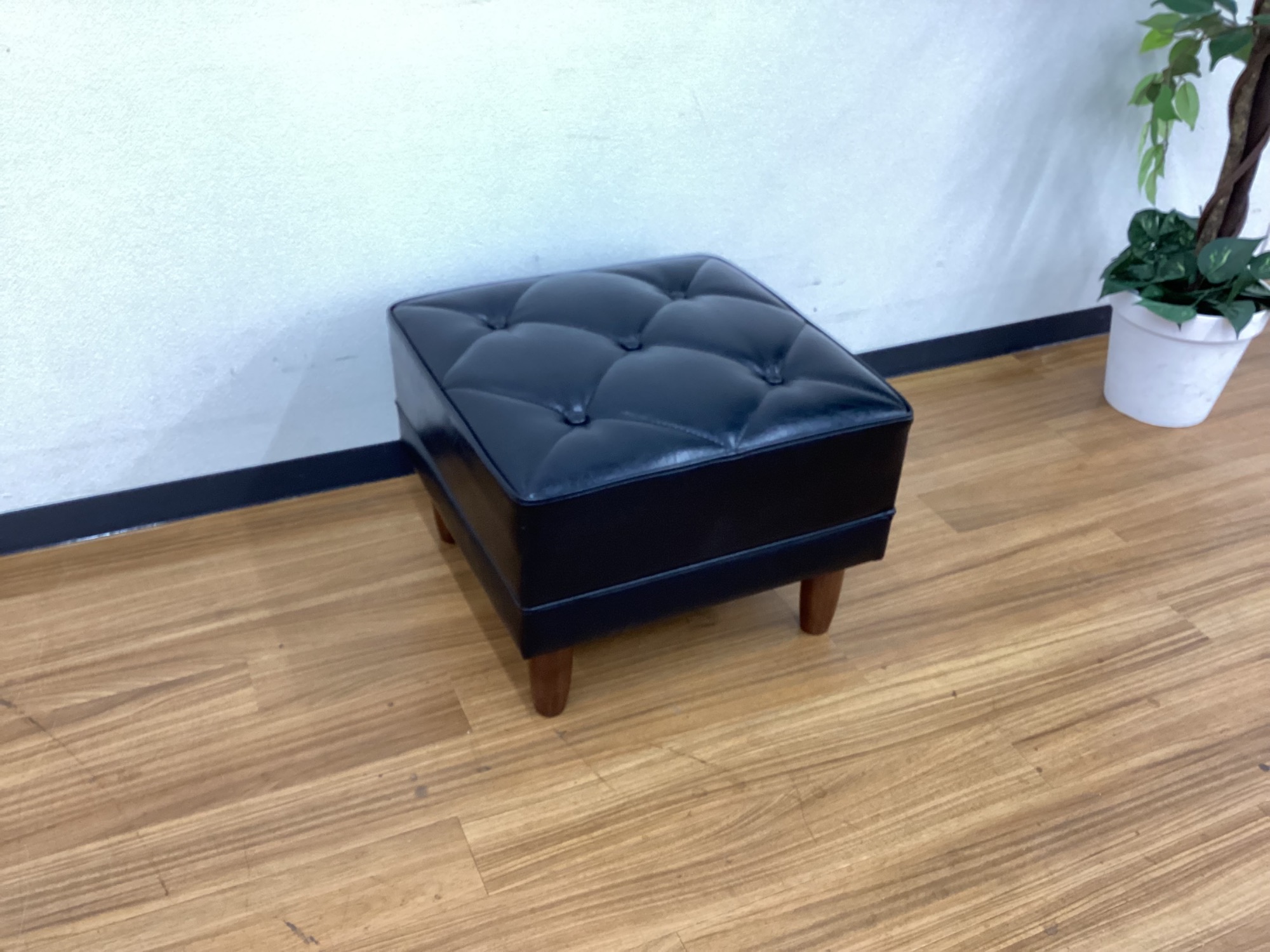 【トレファク摂津店 】カリモク60オットマン入荷致しました！ カリモク60】光沢のある王道カラーの2人掛けソファーとオットマン